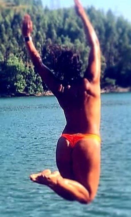 Saira Khan nus star du porno photo