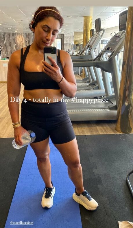 Saira Khan modèle érotique photo