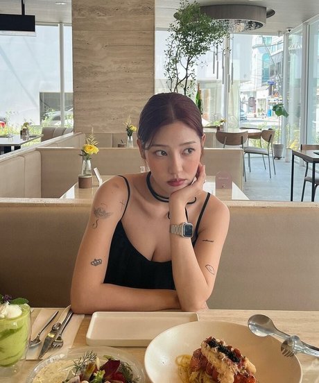 Jeon Jisu modèle magnifique img