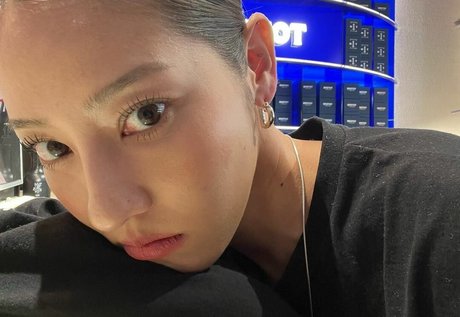 Jeon Jisu modèle gratuit des photos