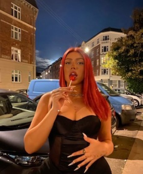 lola lowe star du porno exclusive image