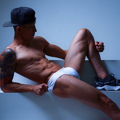 Luis Hernandez modèle érotique image