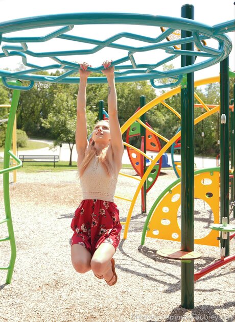 Aubrey Stark nus étoiles img