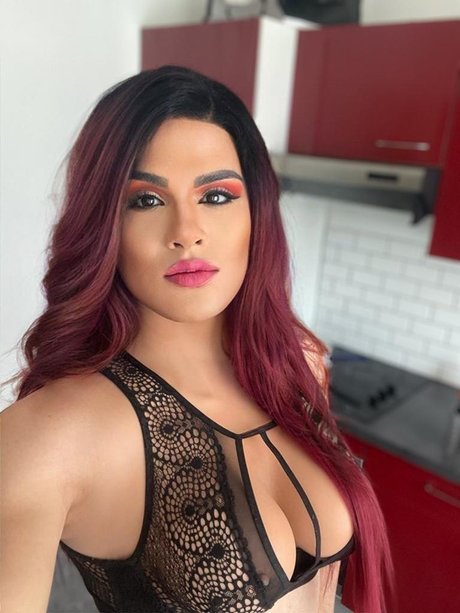 Mikaella modèle joli des photos