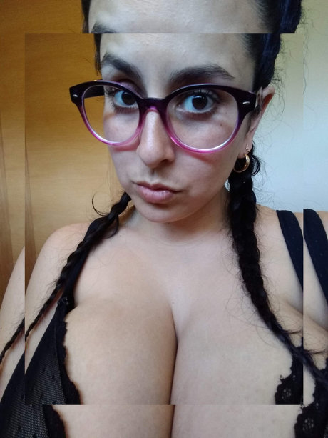 MielDeMel actrice pornographique image