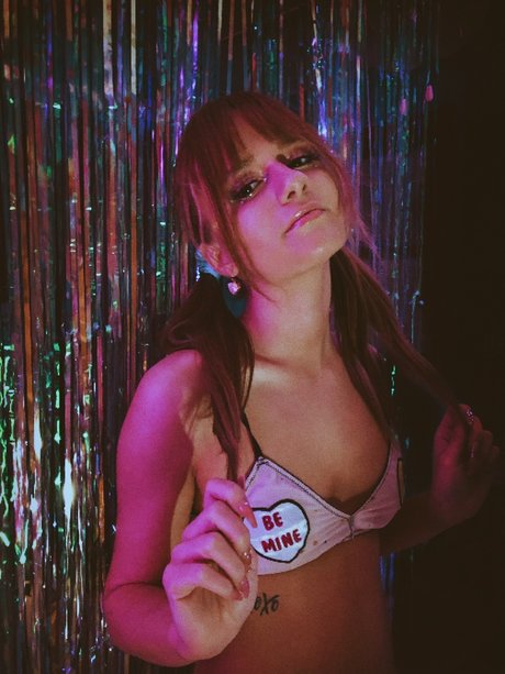 Marcella_ étoile exclusive des photos