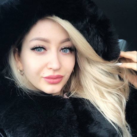 MyaBlonde modèle chaud collection