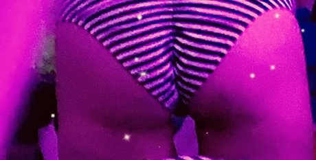 fille courbée dà côté onlyfans assez haute qualité galerie