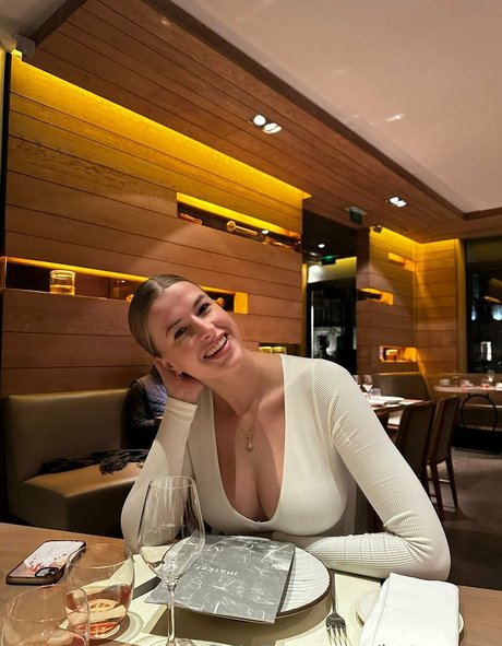 kate nova modèle pornographique photos