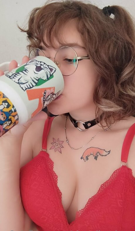 fille courbée dà côté onlyfans nu parfait image