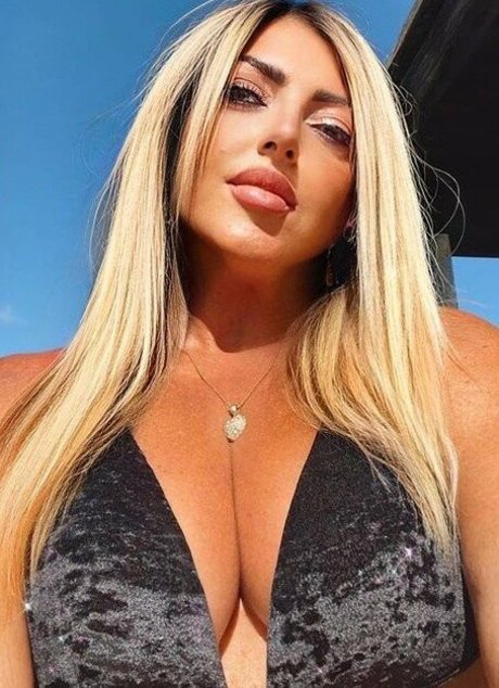 Flaviana Basta modèle de sexe archive