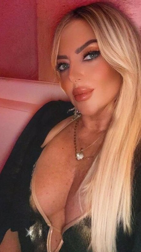 Flaviana Basta étoile xxx galerie