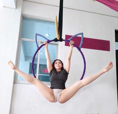 miabasagnes aerialist actrice chaude photo