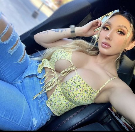 Mirahbella modèle sympa photo