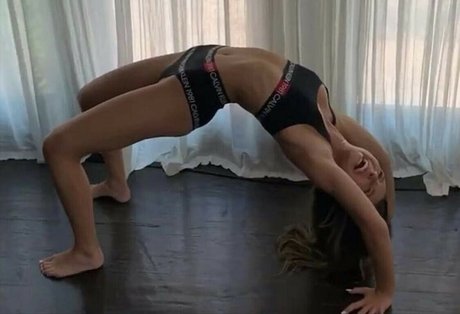 Emma Chamberlain art modèle img