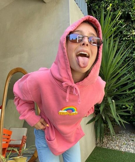 Emma Chamberlain star du porno belle images