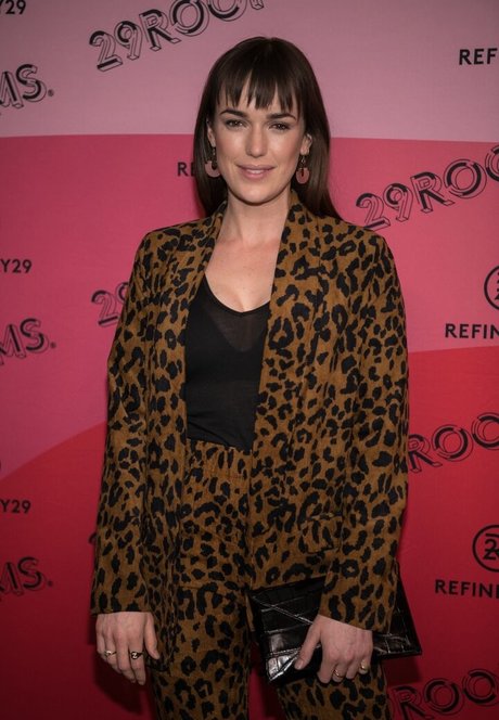 Elizabeth Henstridge étoile érotique image