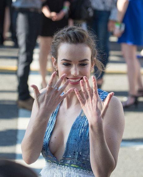 Elizabeth Henstridge jolie actrice archive