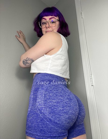 Sage Daniels modèle chaud archive