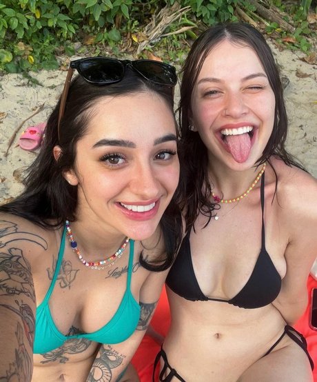 trio à gros seins onlyfans pornographique chaud image