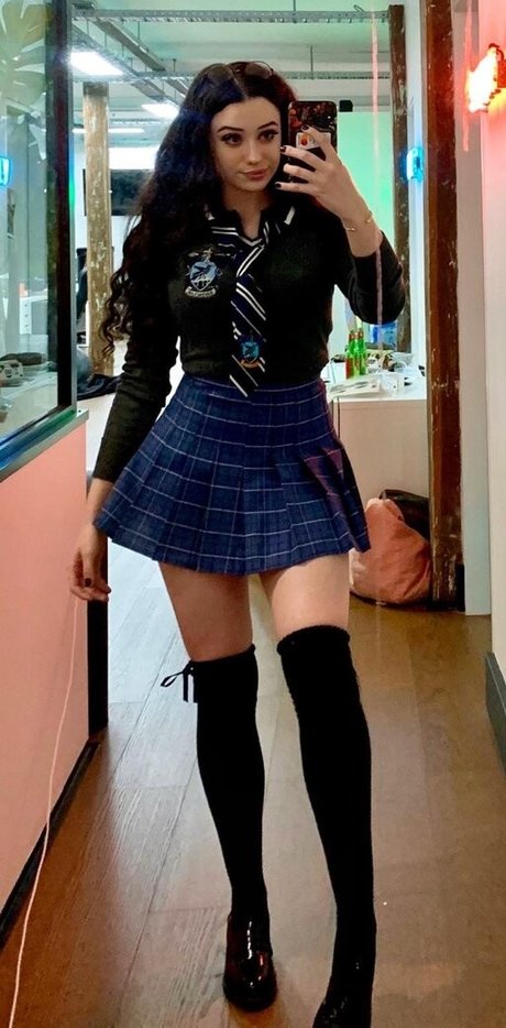 fille courbée dà côté onlyfans art sexy img