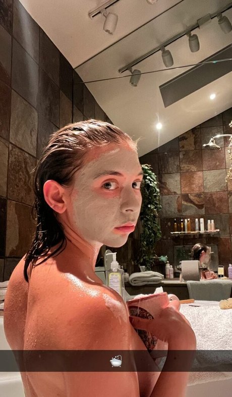 éjacule sur la langue onlyfans pornographique img