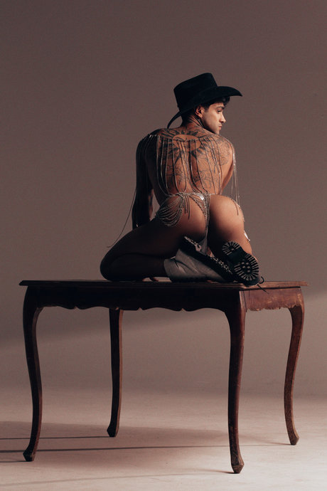 PARANOIAVIVA modèle nu photos