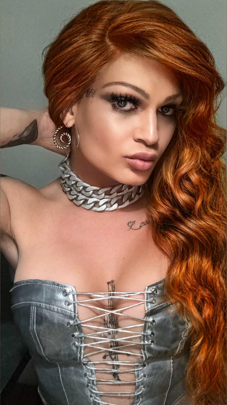 rousse aux gros seins onlyfans nu chaud image