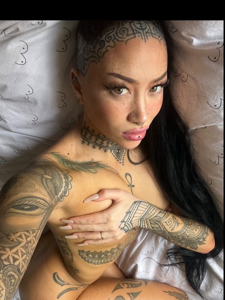 Baelien Top 4_ star du porno chaude image