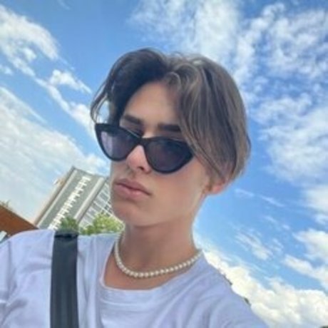 _Marcus 100k_ modèle gratuit des photos