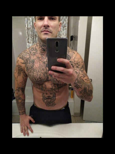 Maniac Wes modèle nu images