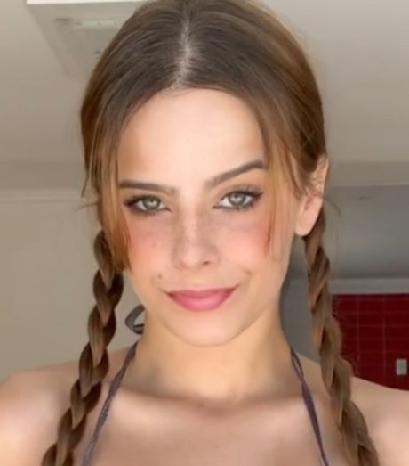 Aria Jonnes_ modèle érotique image