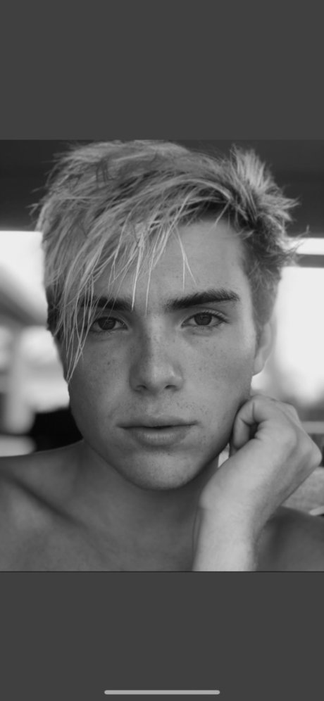 Ashton Kole nus star du porno image