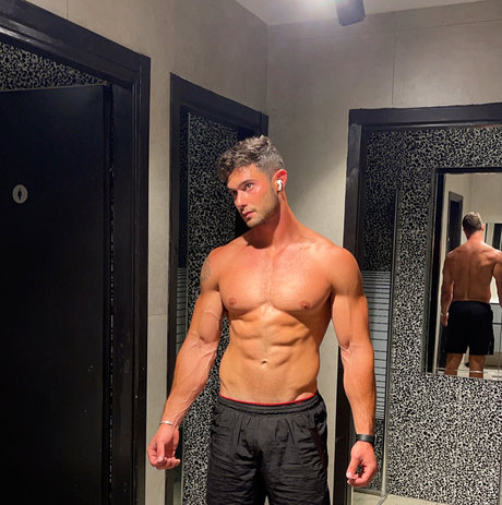 Master Apex actrice nue des photos