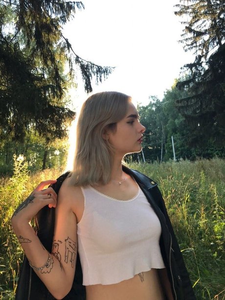 _Blonde Bitch_ star du porno chaud archive