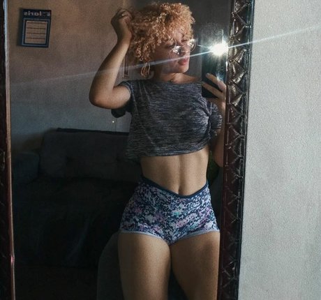 Stherx Monteiro modèle exclusif des photos