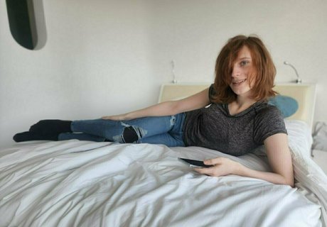 fille courbée dà côté onlyfans haute définition érotique archive