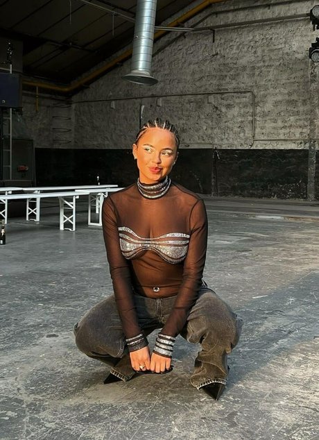 Paola Locatelli actrice érotique galeries