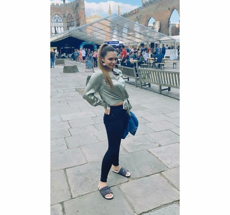 fille courbée dà côté onlyfans qualité supérieure collection