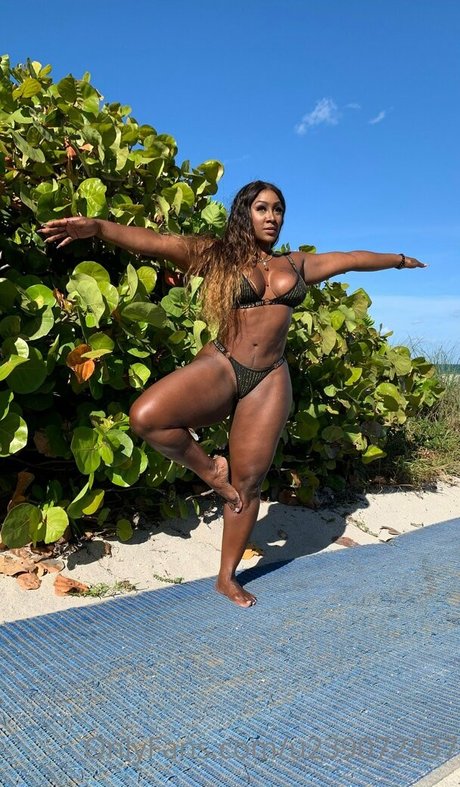 Chanya The Body actrice de nus des photos