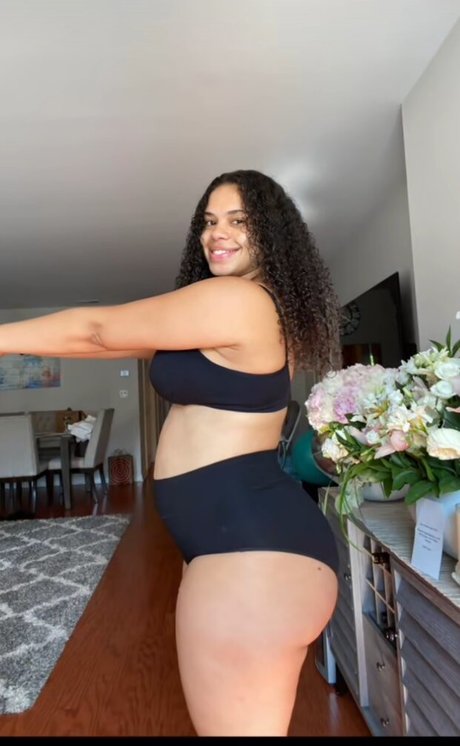 Walessa Munoz modèle chaud img