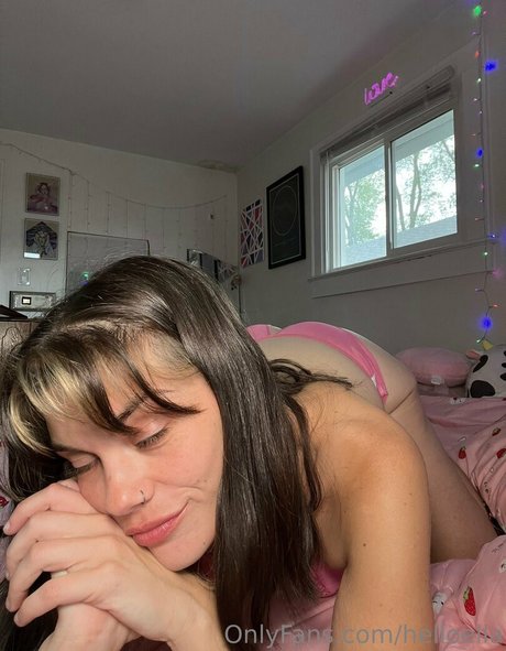 helloella actrice sexy photo