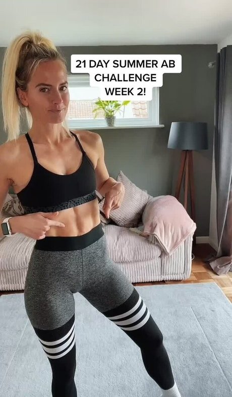 fille courbée dà côté onlyfans chaud collection