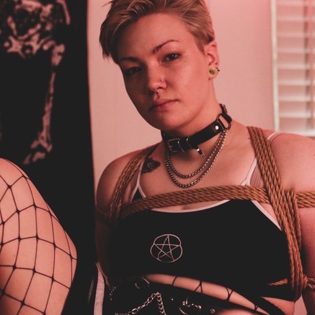 _BebieDoll_ étoile de l'art galerie