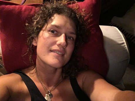 Miss Ces actrice exclusive des photos