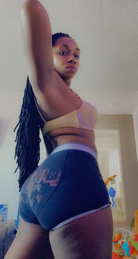 Jasmin Monet actrice chaude photos