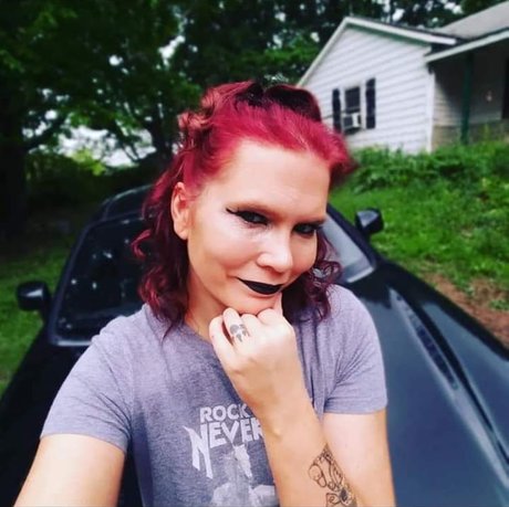 Miss Wolfie actrice nue photos