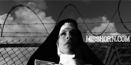 Miss Horn Big Tiddy Goth Showgirl star du porno nue image