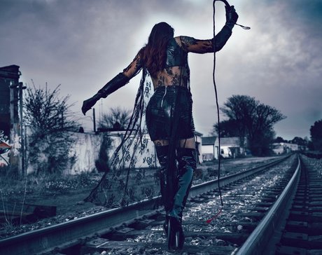 FEMDOM MISTRESS CARMEN LIZZI art étoile galerie