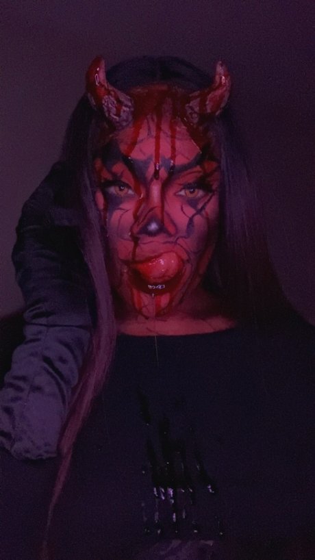 SATAN S WIFE modèle parfait galerie